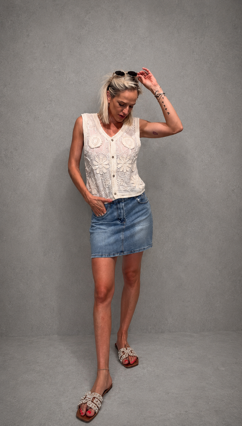 ANNA- gonna in jeans